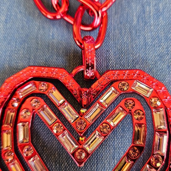 ❤️🏩Betsey Johnson 3-D HEART Statement Necklace - NWT🏩❤️ - Picture 15 of 16